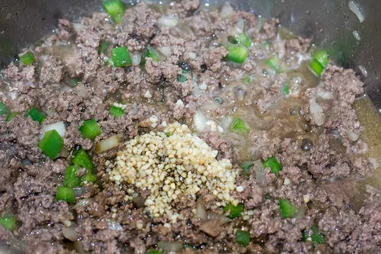 Browned ground beef topped with minced garlic.