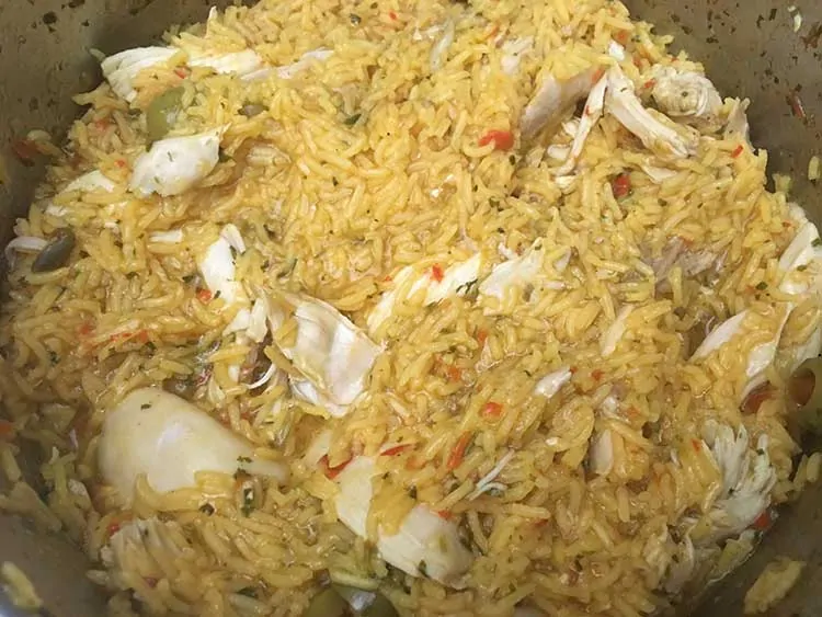 pressure cooker arroz con pollo in pot.