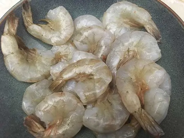 Defrosted shrimp in bowl.