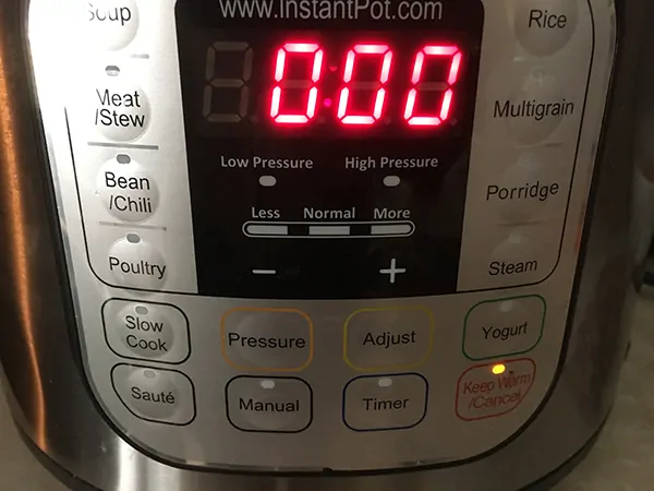 Front display of the Instant Pot, set to "keep warm". 